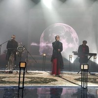 Kostum selanjutnya, tiga personil Sabyan Gambus kompak memakai warna hitam perpaduan merah. Nissa Sabyan tampil elegan berbalut blazer dan celana merah. Foto: Dok. InsertLive