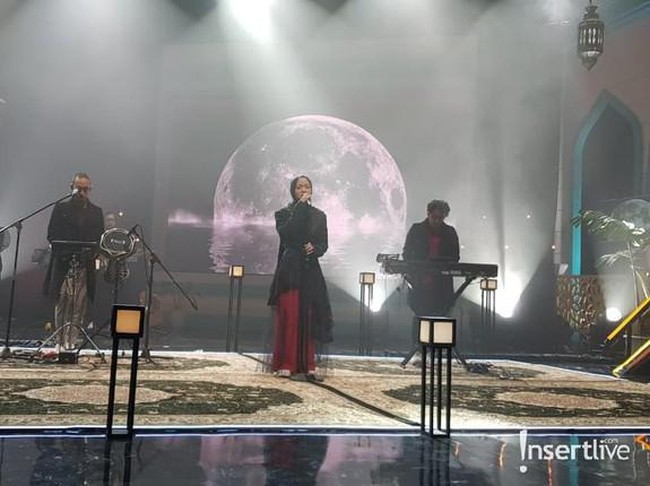 Kostum selanjutnya, tiga personil Sabyan Gambus kompak memakai warna hitam perpaduan merah. Nissa Sabyan tampil elegan berbalut blazer dan celana merah. Foto: Dok. InsertLive