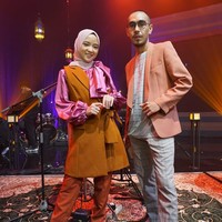 Nissa Sabyan mengenakan tiga kostum untuk mengisi acara yang digelar pada Jumat (30/4/2021). Salah satunya adalah setelan long vest yang dipadu blouse satin fuschia beraksen pita. Foto: Dok. InsertLive