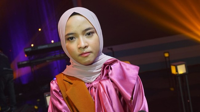 Untuk kostum kali ini, dia memakai jilbab warna nude pink. Sementara riasan dibuat bernuansa natural dengan polesan pink muda. Foto: Dok. InsertLive