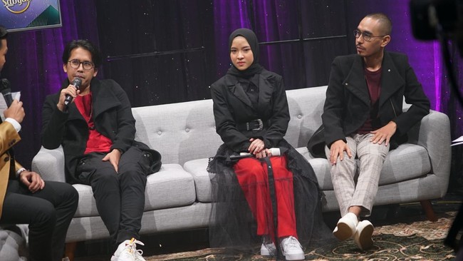 Nissa Sabyan memberi sentuhan feminin pada penampilannya dengan rok tutu panjang transparan. Foto: Dok. InsertLive