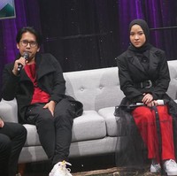 Nissa Sabyan memberi sentuhan feminin pada penampilannya dengan rok tutu panjang transparan. Foto: Dok. InsertLive