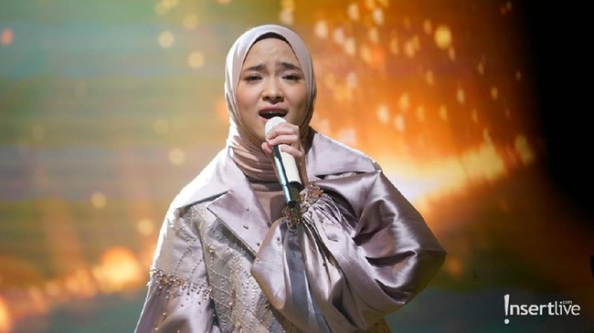 Nissa Sabyan menampakkan batang hidungnya untuk pertamakali setelah ramai dugaan pelakor yang dialamatkan kepadanya. Bersama grup band Sabyan Gambus, ia mengisi acara Insert Story Spesial Ramadhan. Foto: Dok. InsertLive