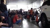 Tidak sedikit warga yang datang mengajak keluarga untuk belanja di pasar ini.