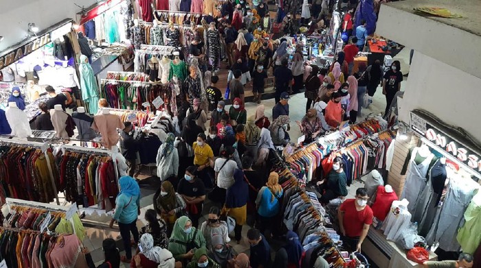 Pasar Tanah Abang ramai dikunjungi pengunjung, Sabtu (1/5/2021) siang