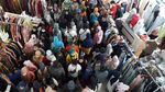 Potret Pengunjung Pasar Tanah Abang Berdesakan Tak Berjarak