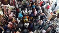 Pasar Tanah Abang ramai dikunjungi pengunjung, Sabtu (1/5/2021) siang.