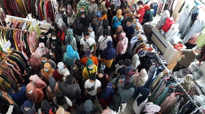 Pasar Tanah Abang ramai dikunjungi pengunjung, Sabtu (1/5/2021) siang Pasar Tanah Abang ramai dikunjungi pengunjung, Sabtu (1/5/2021) siang