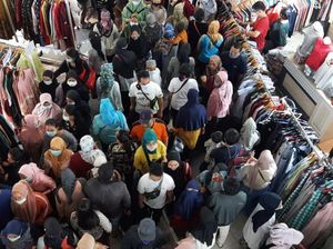 Pasar Tanah Abang Ramai Jelang Lebaran, Pengunjung Berdesak-desakan