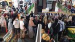 Potret Pengunjung Pasar Tanah Abang Berdesakan Tak Berjarak