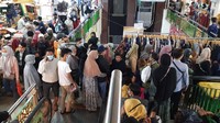Ramainya Pasar Tanah Abang siang ini, membuat sejumlah pengunjung takut akan penyebaran virus Corona.
