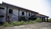 Awalnya Kampung Shaolin disiapkan untuk menjadi rumah sekaligus atraksi wisata bertema Shaolin. Namun, rencana itu hanya menyisakan sebuah gedung bangunan luas tanpa fungsi kini.