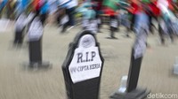 Beberapa nisan tersebut bertuliskan RIP UU Cipta Kerja, RIP Outsourching, hingga RIP Penggunaan TKA.