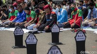 Salat dzuhur berlangsung khusyuk.