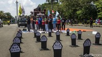 Massa buruh juga melaksanakan ibadah salat dzuhur berjamaah di sela-sela aksi memperingati May Day.
