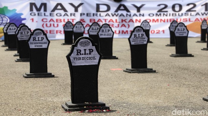 Massa buruh memperingati May Day 2021 dengan menggelar aksi di kawasan Patung Kuda, Jakarta. Mereka juga membawa beberapa nisan bertuliskan aspirasi.