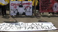 Massa buruh berdatangan ke kawasan Patung Kuda sejak pukul 09.45 WIB.