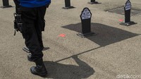 Aksi ini mendapat penjagaan dari aparat kepolisian.