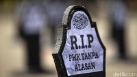 Salah satu nisan bertuliskan RIP PHK Tanpa Alasan.