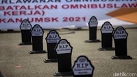 Pada aksi kali ini, para buruh akan menyampaikan petisi ke Mahkamah Konstitusi (MK) dan Presiden Joko Widodo (Jokowi).