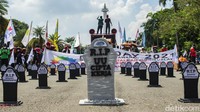 Massa buruh menggelar aksi di kawasan Patung Kuda, Jakarta, Sabtu (1/5/2021).
