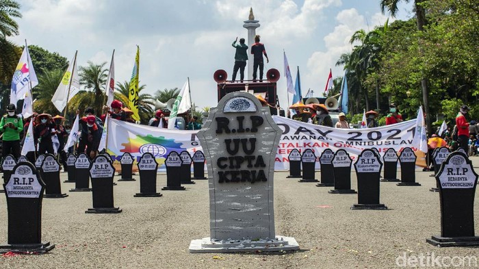 Massa buruh memperingati May Day 2021 dengan menggelar aksi di kawasan Patung Kuda, Jakarta. Mereka juga membawa beberapa nisan bertuliskan aspirasi.