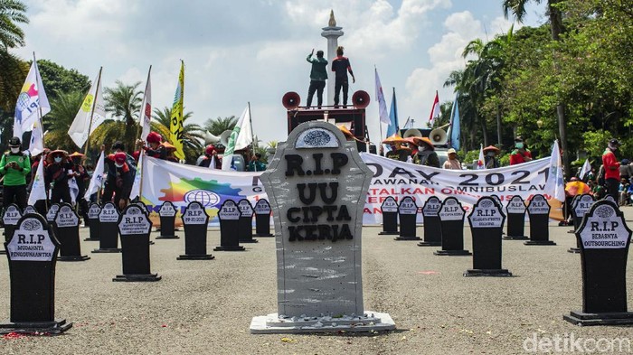 Penampakan 'Kuburan' UU Cipta Kerja Massa buruh memperingati May Day 2021 dengan menggelar aksi di kawasan Patung Kuda, Jakarta. Mereka juga membawa beberapa nisan bertuliskan aspirasi.