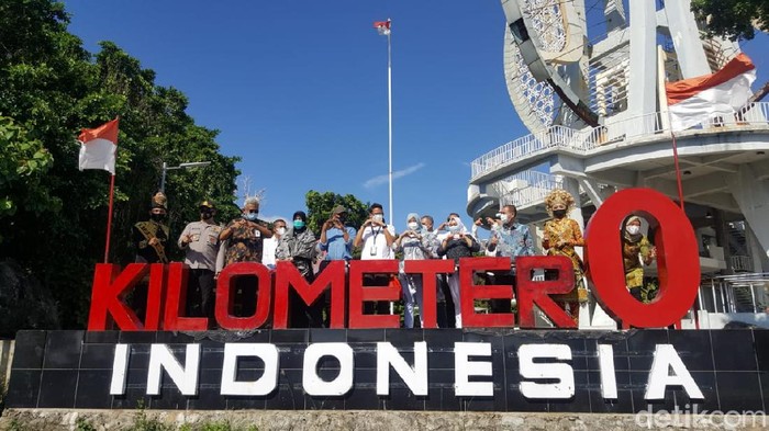 Sandiaga Uno melakukan kunjungan kerja ke Aceh. Dia pun datang ke Titik 0 dan keliling untuk melihat potensi wisata Sabang.
