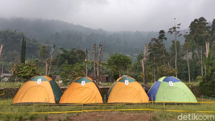 Petugas menyiapkan tenda untuk karantina pemudik di Buper Tambak, Desa Berjo, Kecamatan Ngargoyoso, Karanganyar, Sabtu (1/5/2021).
