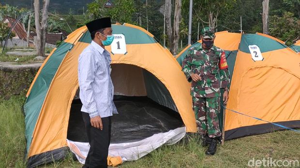 Petugas menyiapkan tenda untuk karantina pemudik di Buper Tambak, Desa Berjo, Kecamatan Ngargoyoso, Karanganyar, Sabtu (1/5/2021).