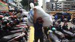 Potret Buruh Panggul di Pasar Tanah Abang