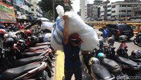 Mereka harus bermandi keringat karena beratnya beban yang dipanggul.