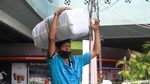 Potret Buruh Panggul di Pasar Tanah Abang