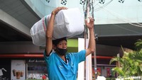 Mereka berhalu-lalang sambil memanggul karung berisi dagangan.