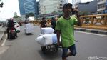 Potret Buruh Panggul di Pasar Tanah Abang