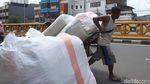 Potret Buruh Panggul di Pasar Tanah Abang