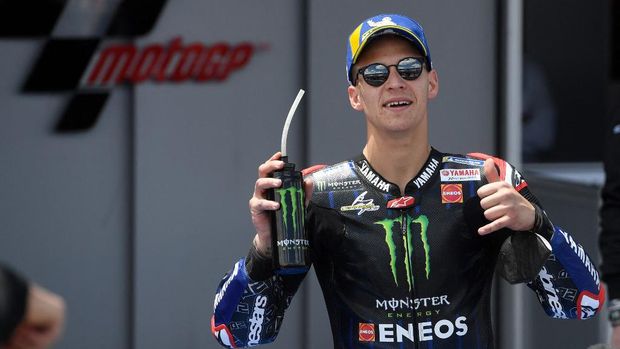 Monster Energy Yamaha MotoGP's French rider Fabio Quartararo celebrates after securing the pole position for the MotoGP Spanish Grand Prix at the Jerez Circuit in Jerez de la Frontera on May 1, 2021. (Photo by PIERRE-PHILIPPE MARCOU / AFP)