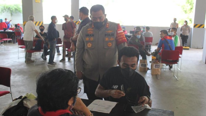 Ratusan mahasiswa terima vaksin massal di Polres Tangerang Selatan Sabtu (1/5/2021). Foto dikirim Kasat Reskrim Polres Tangsel AKP Angga Surta Putra.