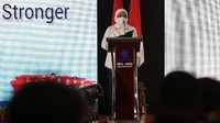 Menteri Ketenagakerjaan Ida Fauziyah memberikan bantuan di sela-sela penyerahan paket sembako untuk buruh.