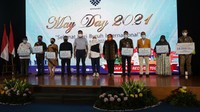Penyerahan paket sembako dilakukan di Balai Besar Pengembangan Latihan Kerja (BBPLK) Kemnaker di Bekasi, Jawa Barat, Sabtu (1/5/2021). 