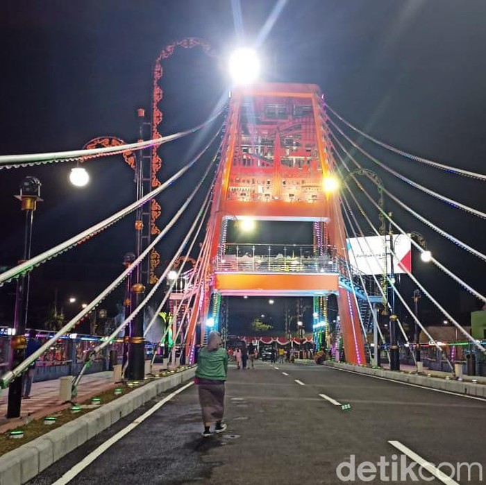 Impian Menteri Sosial Tri Rismaharini untuk meresmikan Jembatan Sawunggaling dan Terminal Antarmoda Joyoboyo Surabaya akhirnya kesampaian juga. Hari ini, mantan Wali Kota Surabaya tersebut meresmikan fasilitas publik yang dibangun saat dia menjabat dulu.