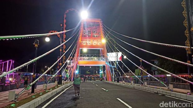 Impian Menteri Sosial Tri Rismaharini untuk meresmikan Jembatan Sawunggaling dan Terminal Antarmoda Joyoboyo Surabaya akhirnya kesampaian juga. Hari ini, mantan Wali Kota Surabaya tersebut meresmikan fasilitas publik yang dibangun saat dia menjabat dulu.