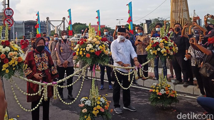 Impian Menteri Sosial Tri Rismaharini untuk meresmikan Jembatan Sawunggaling dan Terminal Antarmoda Joyoboyo Surabaya akhirnya kesampaian juga. Hari ini, mantan Wali Kota Surabaya tersebut meresmikan fasilitas publik yang dibangun saat dia menjabat dulu.