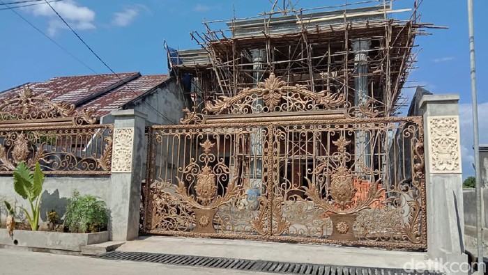 Rumah mewah yang baru dibangun milik tersangka kasus tes antigen bekas di Kualanamu berinisial PM (Prima Syahbana/detikcom)