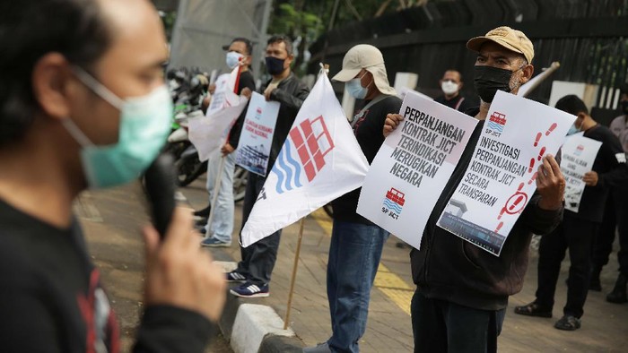 Saat Serikat Pekerja JICT Mengadu ke Kejagung Massa dari Serikat Pekerja Jakarta International Container Terminal (JICT) berunjuk rasa di depan Gedung Kejaksaan Agung, Jakarta, Jumat (30/4/2021). Dalam aksinya, mereka mendukung upaya Kejagung mengusut tuntas kasus dugaan tindak pidana korupsi terkait perpanjangan kontrak pelabuhan petikemas nasional JICT jilid II (2019-2039).