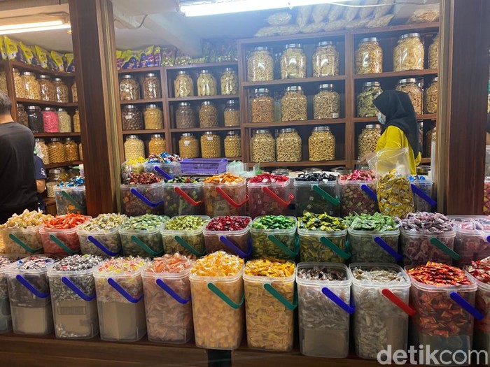 Serba Murah! Belanja Aneka Kue Kering dan Snack Lebaran di Pasar Mayestik