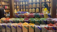 Memasuki penghujung bulan ramadhan, banyak orang menyerbu Pasar Mayestik di Jakarta Selatan. Pasar ini terkenal jadi tempat belanja kue kering murah yang enak. Foto: detikFood