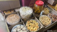 Bagi yang mau berburu kue kering di sini, sebaiknya datang lebih pagi dan hindari akhir pekan agar tidak terlalu ramai. Siapkan juga uang tunai atau uang pas, serta kantong belanja.  Foto: detikFood