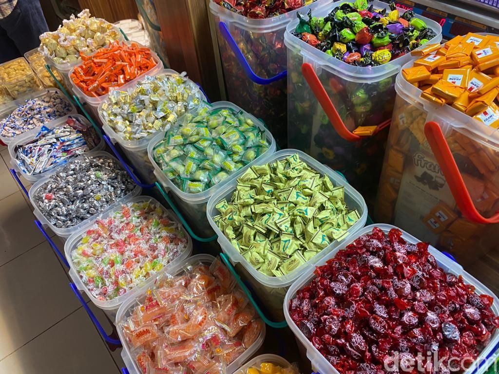 Serba Murah! Belanja Aneka Kue Kering dan Snack Lebaran di Pasar Mayestik