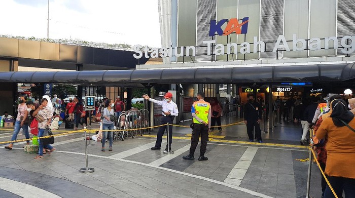 Situasi Stasiun Tanah Abang usai antrean calon penumpang membludak siang tadi
